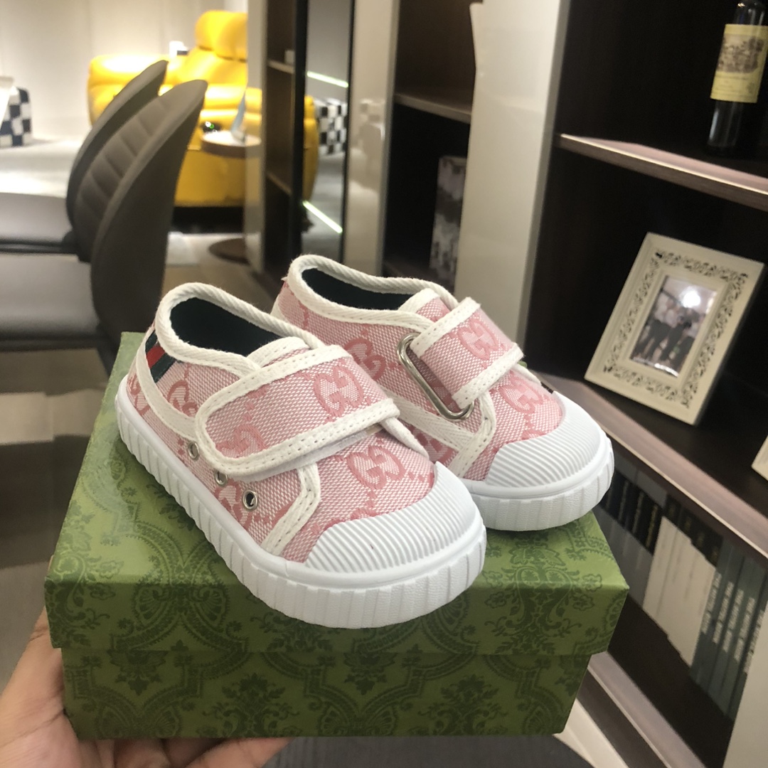 Children's shoes child